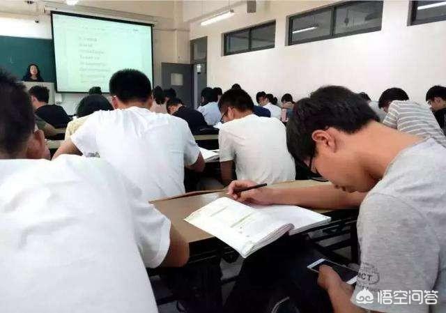 你觉得给刚上初中的孩子买手机有好处吗，是利大于弊，还是弊大于利？