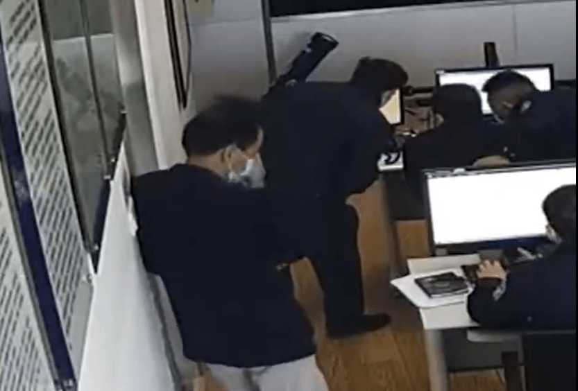 华为丢失找回手机吗
:存有亡妻200多张照片的手机丢失，男子掩面痛哭，民警帮忙找回并为其备份