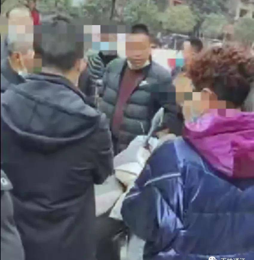 说华为手机好被骂
:被多人围着骂？巴中女子很委屈，她说：本想让大家过个好年