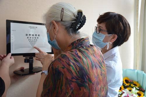 华为手机白天看不清屏
:艾碧君院长解析：白内障有哪些症状？白天看不清会是白内障么？