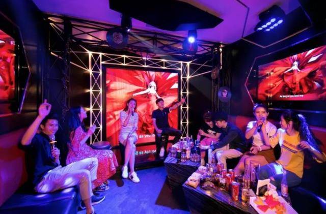 ks直播平台苹果版
:一个游戏而已，正常吗？网红小白龙在酒吧被粉丝偷拍，直播开始强势解释