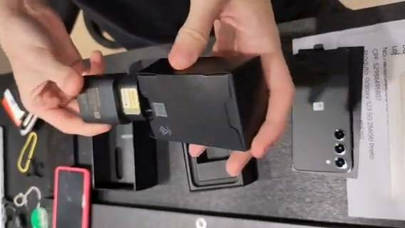 国行版苹果开箱
:巴西版三星 Galaxy S23 开箱，内置 25W 充电器
