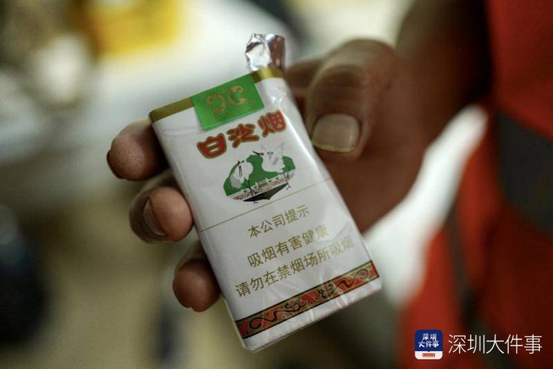 华强北手机:在深圳华强北弹钢琴的建筑工人-第5张图片-亚星国际官网