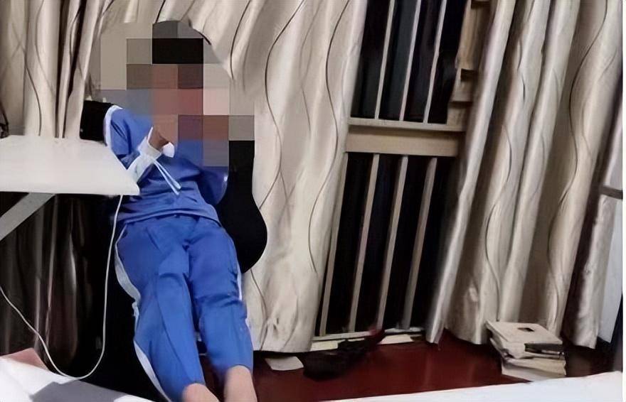 香肠派对手机下载:11岁儿子沉迷玩游戏，爸爸请假让他连玩17小时，直接崩溃求饶