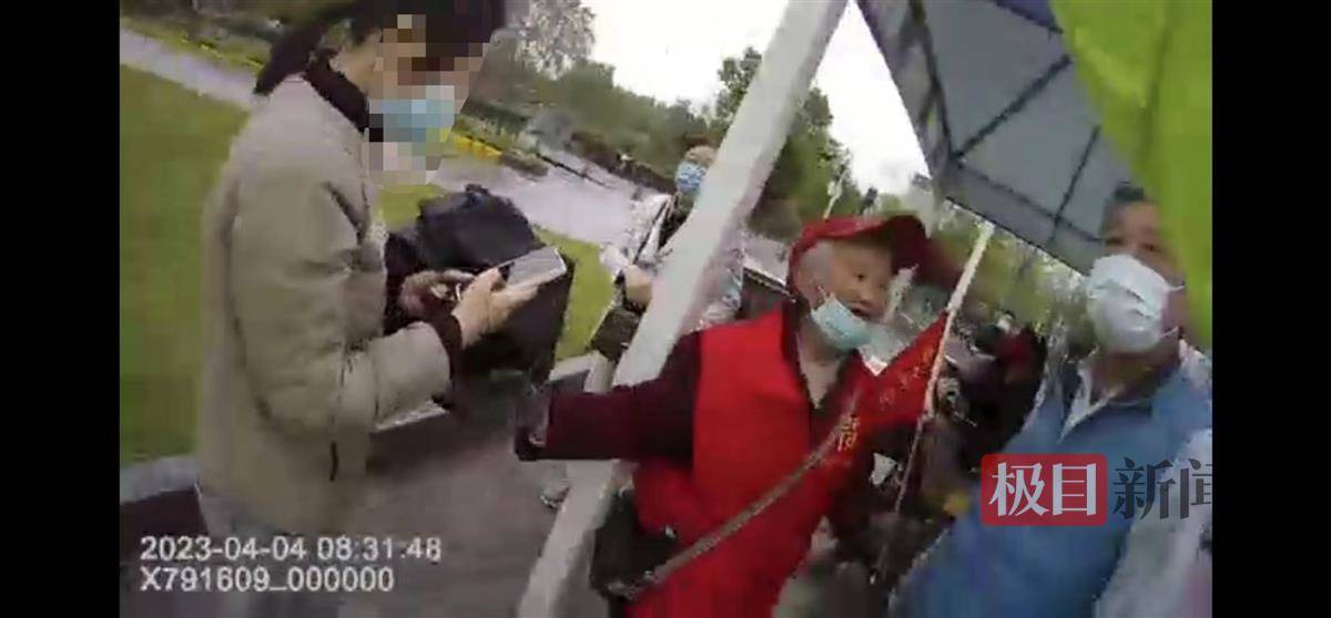 手机狂响:武汉青山：女子遗失手机狂追公交车，交警快骑火速拦停找回手机