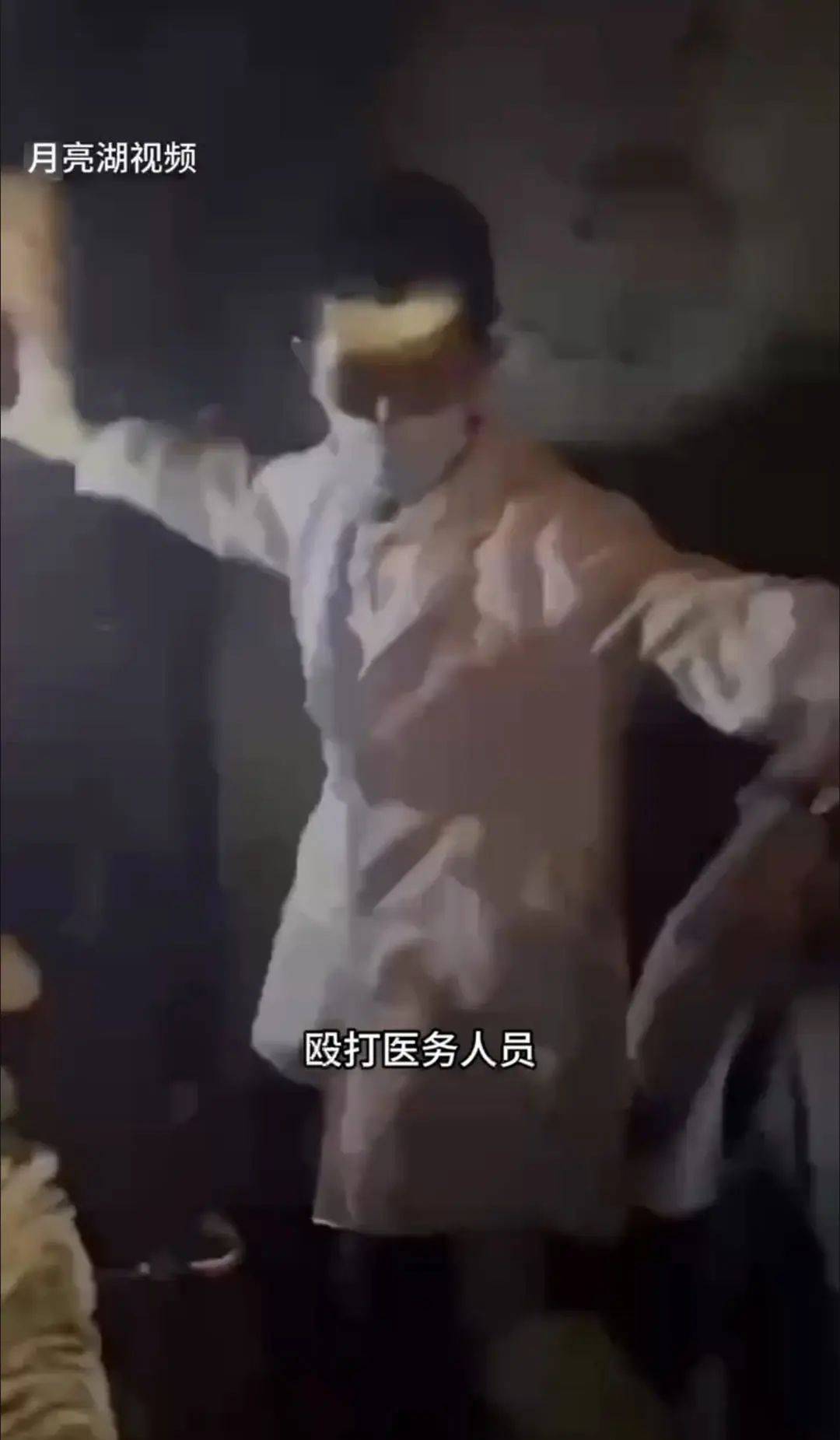 病人太沉医护抬不动，家属不满殴打医生？警方介入调查